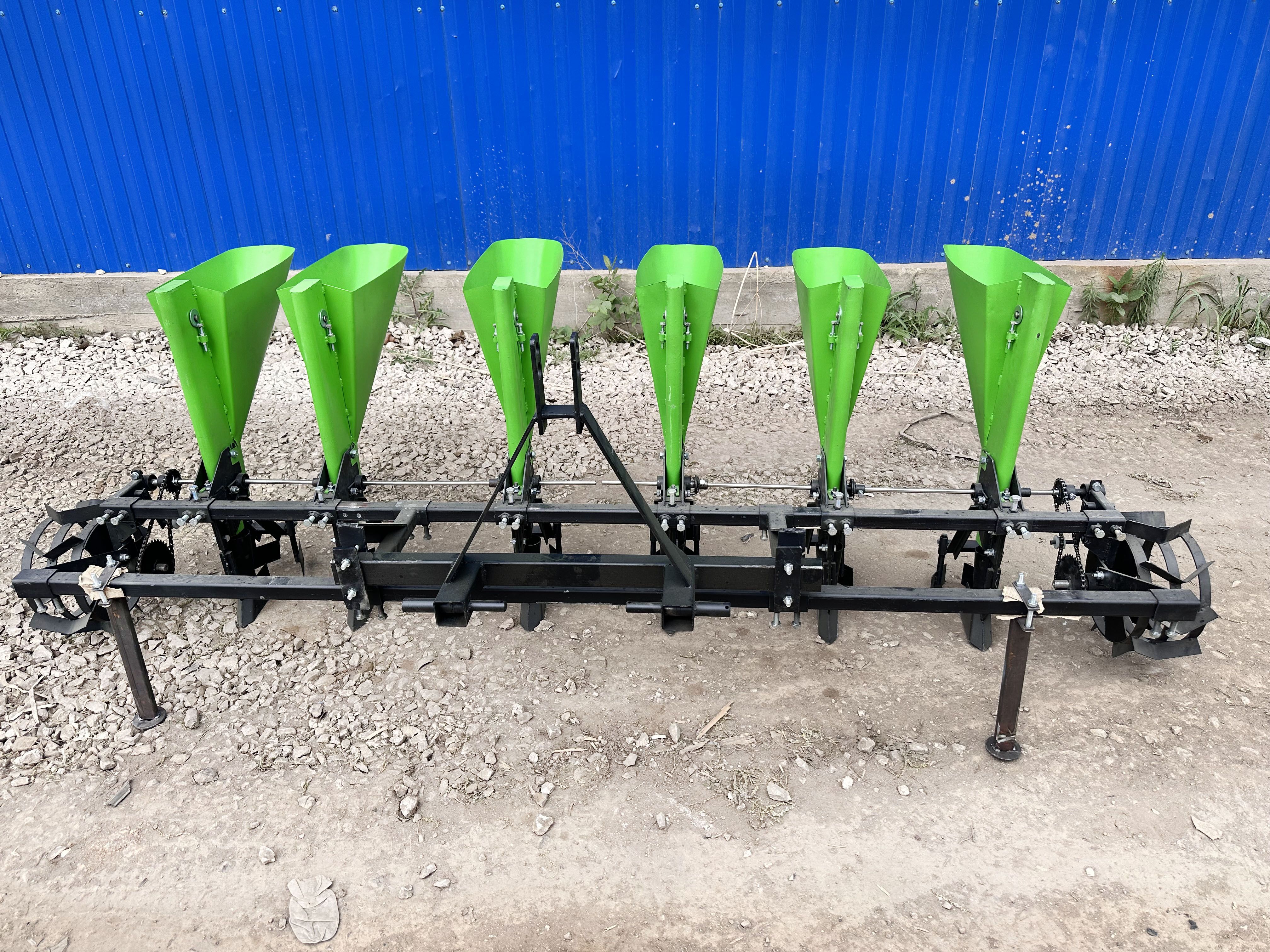 Чеснокосажалка (сеялка чеснока) шестирядная